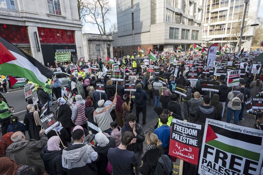 Demonstran Geruduk Kedubes Israel di London, Tuntut Setop Serangan ke Masjid Al-Aqsa