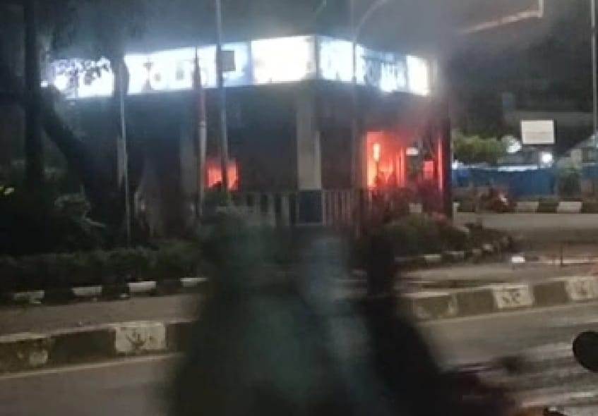 Makassar Mencekam! 2 Kantor Polisi Diserang, Pos Lantas Dibakar