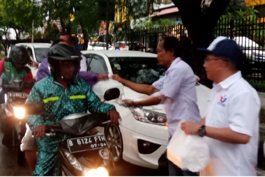 Gerkindo Bagi-bagi Takjil dan Nasi Boks di Bekasi, Warga: Alhamdulillah, Senang Sekali