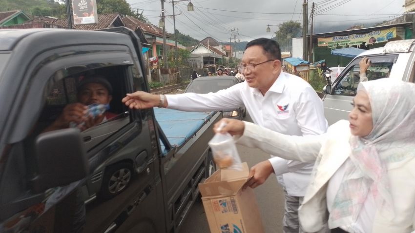Djoni Rolindrawan Bacaleg Perindo Bagikan Takjil ke Pengguna Jalan di Cianjur