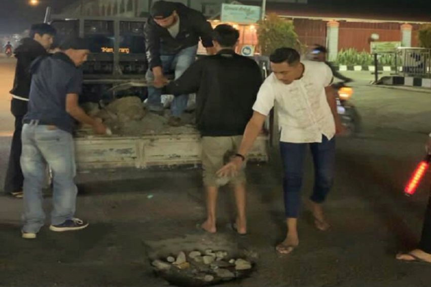 Prihatin Jalan Rusak Tak Ditangani, Pemuda Aceh Tengah Turun Tangan Lakukan Penambalan Sendiri