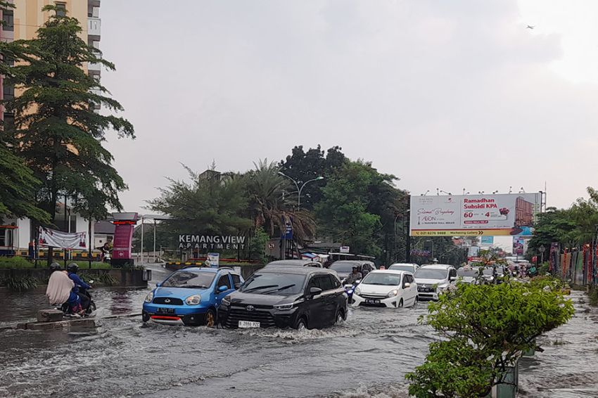 Bekasi Diguyur Hujan Deras, 2 Ruas Jalan Terendam Banjir 30 Cm