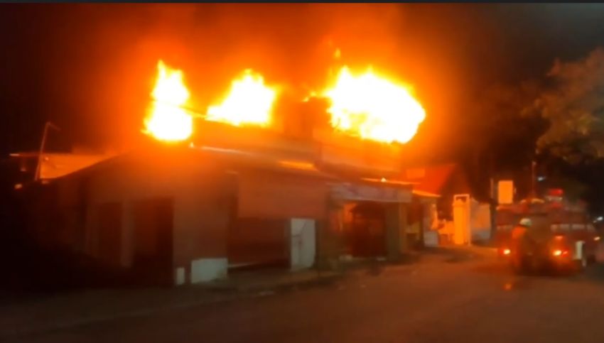 Depot Makan di Surabaya Terbakar Disertai 2 Kali Ledakan