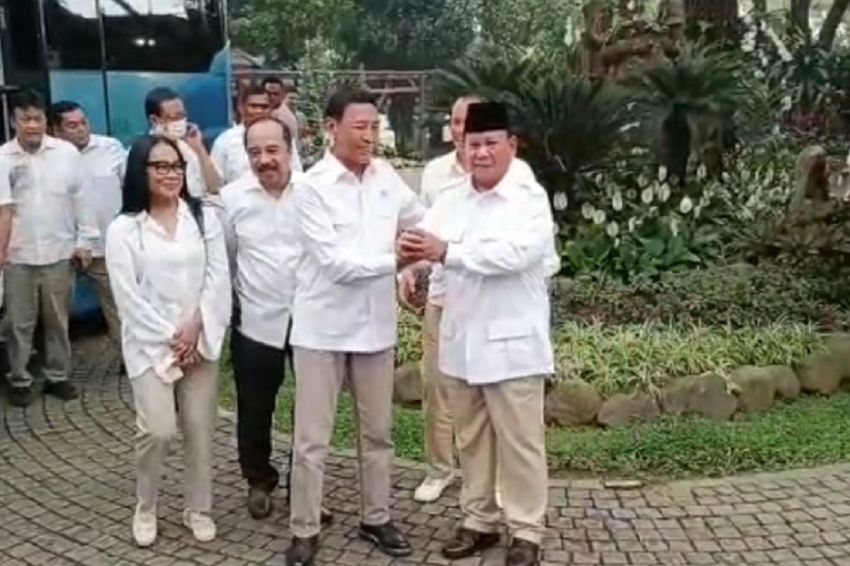 Wiranto Serahkan Sejumlah Eks Kader Partai Hanura untuk Bergabung ke Partai Gerindra