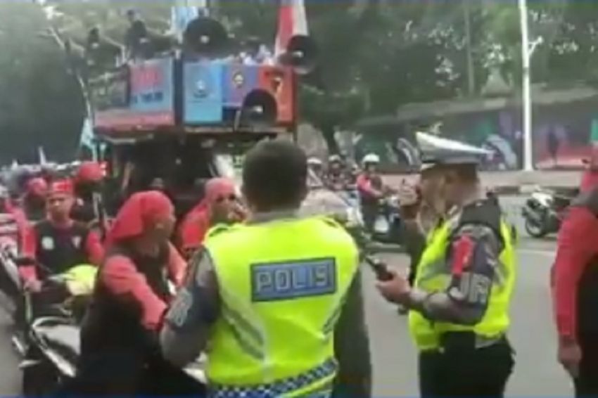 Aksi Polisi Halau Massa Buruh yang Hendak Masuk Tol di Rawamangun