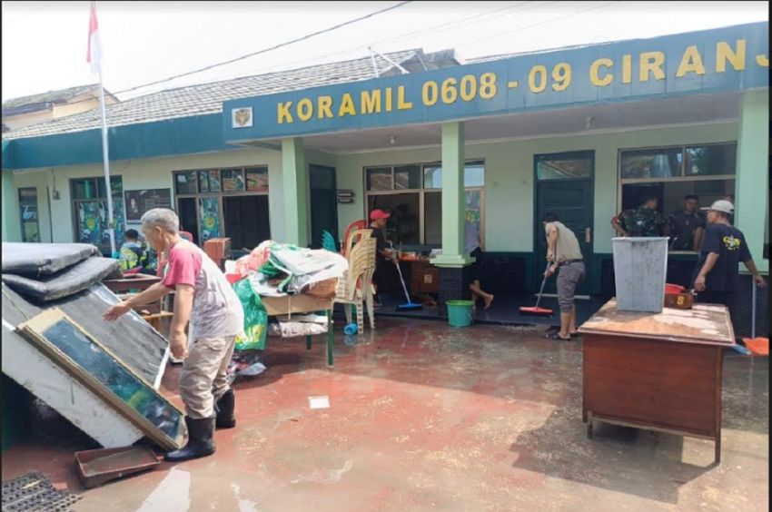 Pasca Rumah Terendam Banjir, Warga Cianjur Bersihkan Lumpur dan Sampah