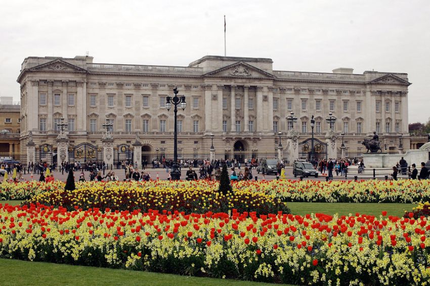 Lempar Selongsong Peluru, Polisi Tangkap Pria di Luar Istana Buckingham