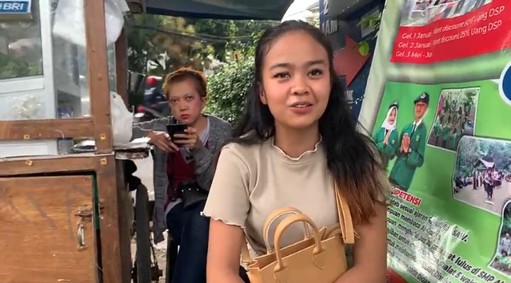 Demi Cuan, Mojang Bandung Ini Tak Malu Jualan Bakso Meski di Gerobak Tetangga