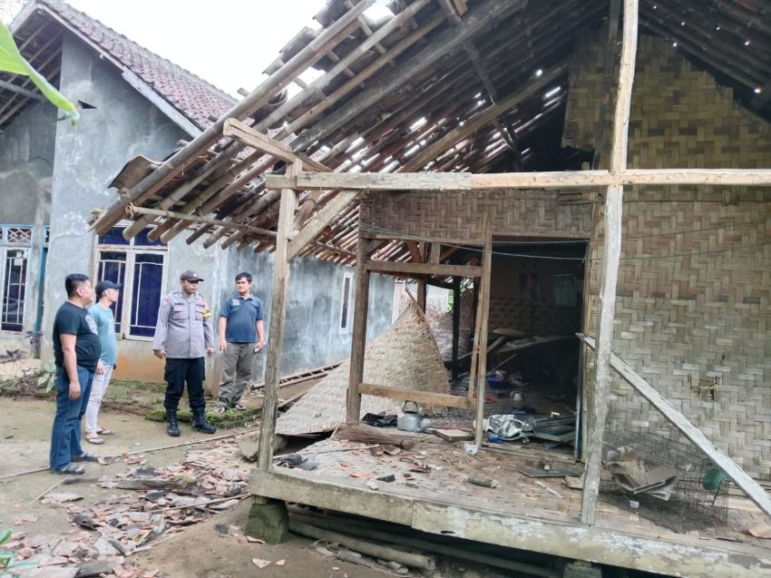 Warga Murka, Rumah Pasutri Diduga Dukun Santet di Sukabumi Diserang dan Dirusak