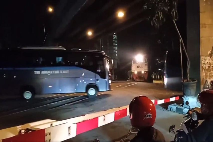 Ngeri! Detik-detik 2 Bus TNI AL Nyaris Ditabrak Lokomotif saat Terobos Palang Pintu Kereta Api