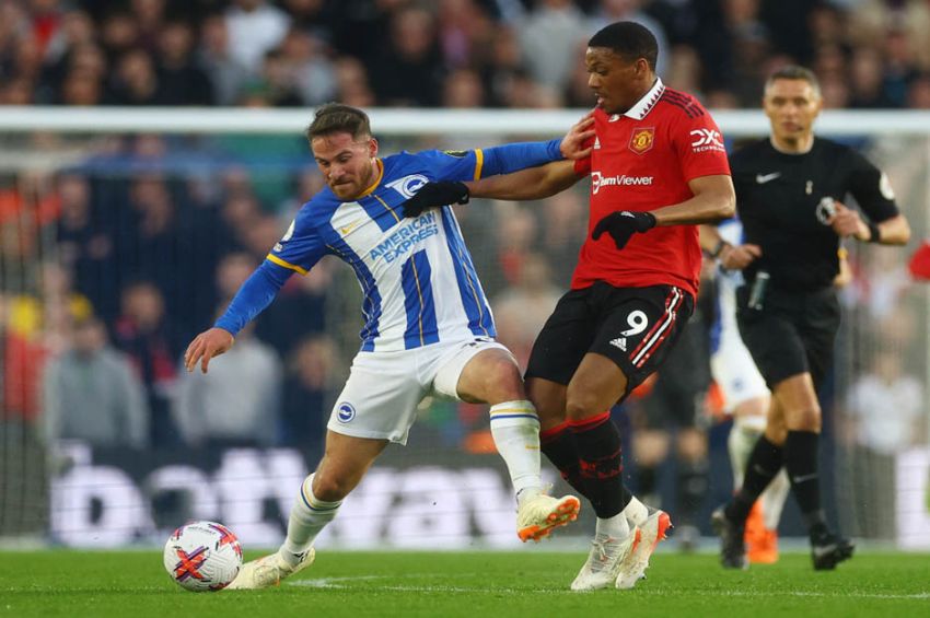 Manchester United Dipecundangi Brighton, Anthony Martial Dikecam Fans