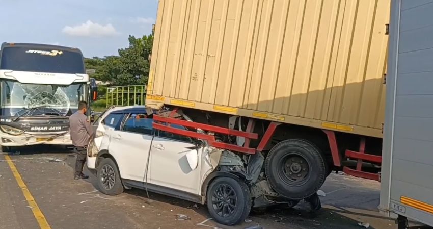 Tabrakan Beruntun di Tol Palikanci Cirebon, 7 Kendaraan Ringsek Satu Orang Luka Parah