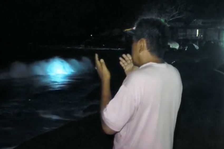 Mengharukan! Ayah Korban Tenggelam Kumandangkan Adzan di Tepi Pantai Samudra Indah