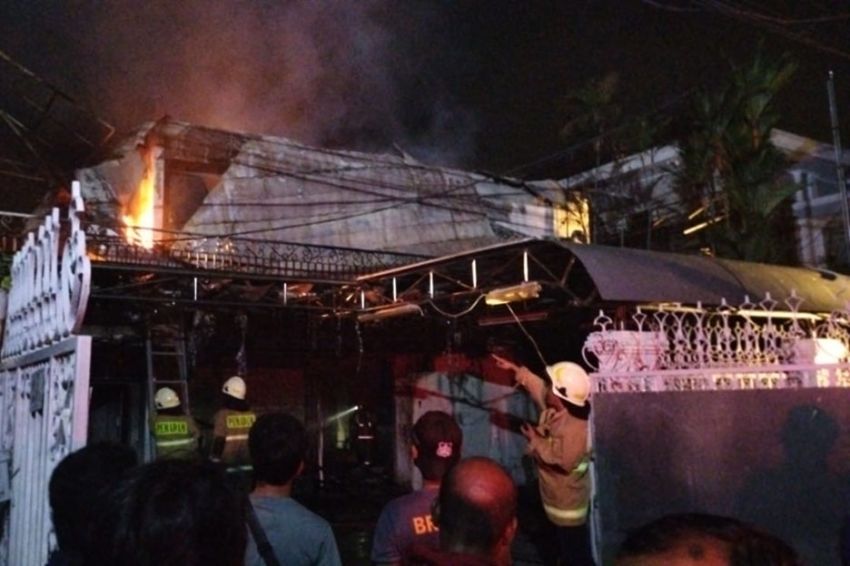 Korsleting Listrik, Rumah Mewah di Karang Bolong Ancol Ludes Terbakar