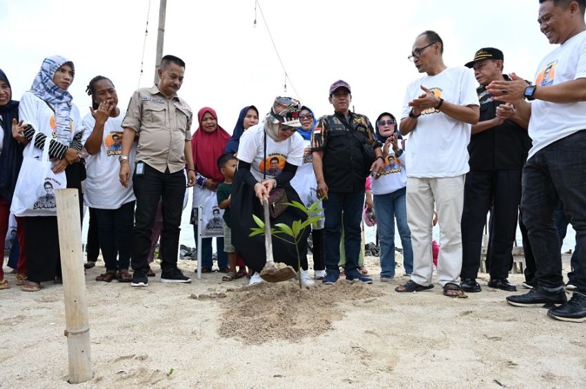Hidupkan Pantai Sebalang, Relawan Sandi Beri Bantuan UMKM dan Penanaman Mangrove