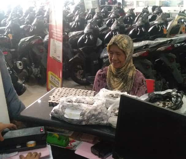 Viral! Nenek di Malang Beli Motor Pakai Uang Receh Rp10 Juta, Hitungnya 5 Jam