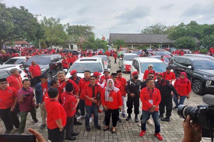 Ribuan Simpatisan PDIP Kawal Bacaleg Daftar ke KPUD Kabupaten Bekasi