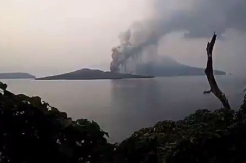 Gunung Anak Krakatau Erupsi Muntahkan Material Vulkanik Setinggi 3 Km