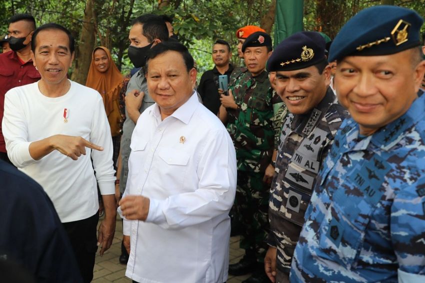 Kompak! Jokowi dan Prabowo Tanam Mangrove Bersama, Warga Histeris: Pak Prabowo...