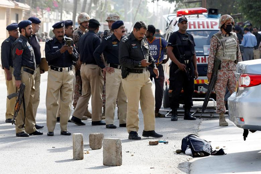 Polisi Pakistan Kirim 400 Personel Geledah Rumah Mantan PM Imran Khan