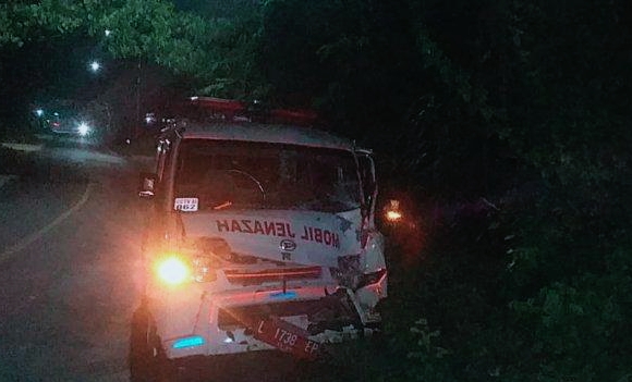 Nahas! Ambulans Pengangkut Jenazah Oleng Tabrak Pohon di Sampang