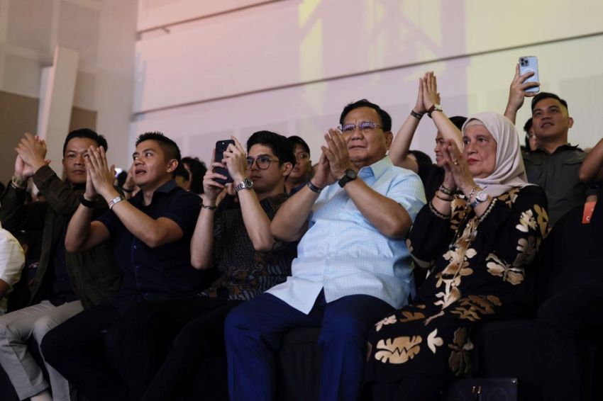 Momen Prabowo Malam Mingguan di Surabaya Nonton Konser Dewa 19 Bareng Al Ghazali
