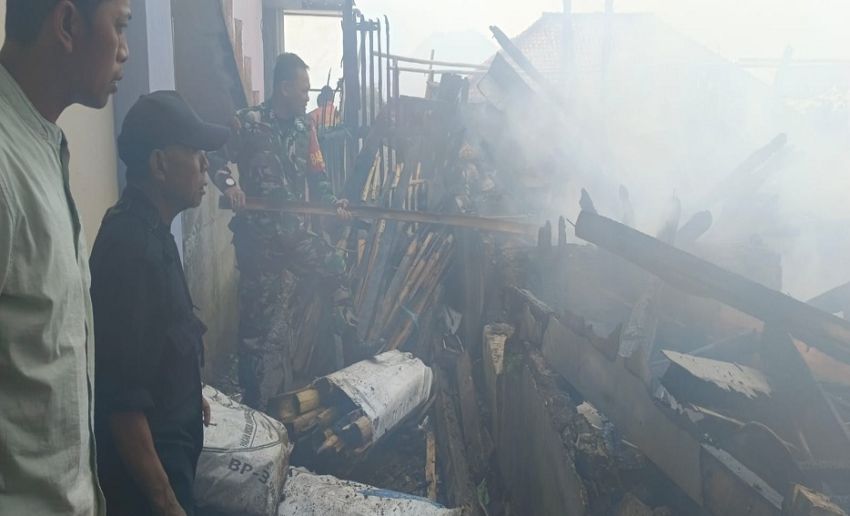 Diduga Korsleting Listrik, 2 Rumah Warga Ludes Terbakar di Cianjur