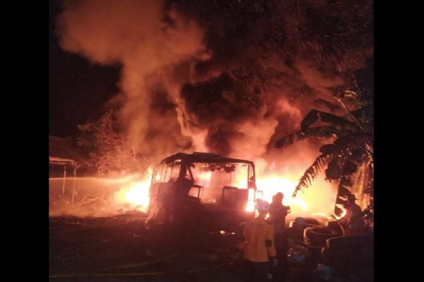 Garasi Bus Maju Lancar Terbakar, Warga: Apinya Gede Banget!