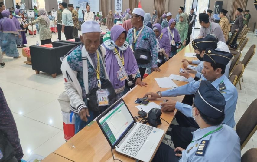 Melihat Kesibukan Petugas Imigrasi Kelas 1 Khusus Surabaya di Asrama Haji Sukolilo