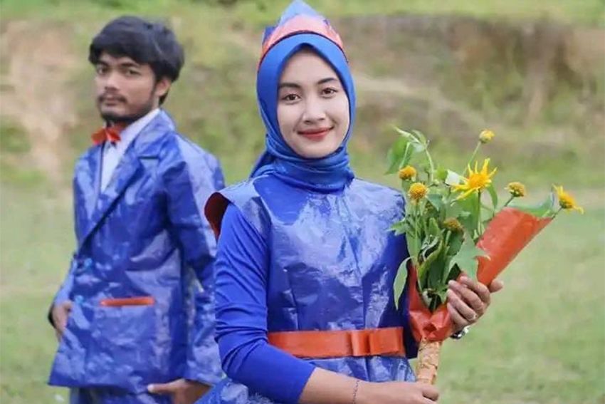Viral! Pasangan Calon Pengantin Foto Prewedding Pakai Baju dari Terpal Pecel Lele