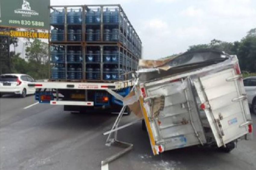 Pecah Ban Mobil Boks Dan Truk Galon Kecelakaan Di Tol Jagorawi Malay News Indonesia 9790