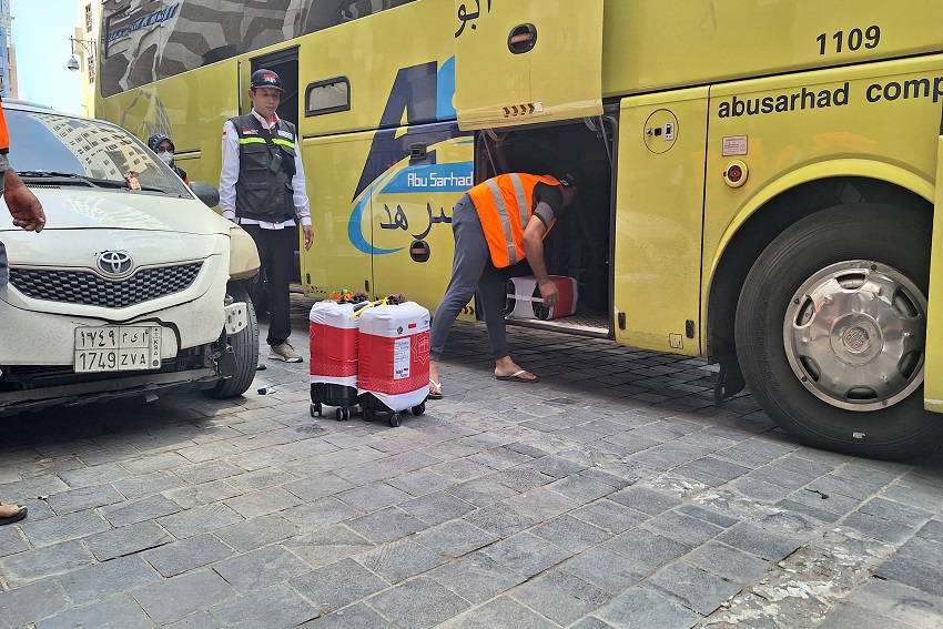 Petugas Sisir Bus Cegah Barang Bawaan Jemaah Haji Tertinggal
