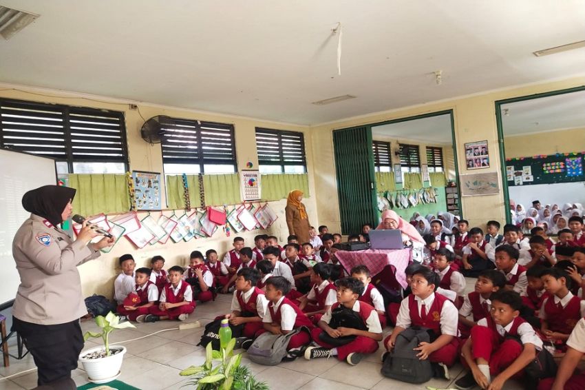 Cegah Kenakalan Anak Lewat Medsos, Polwan Edukasi Pelajar SDN di Tangerang
