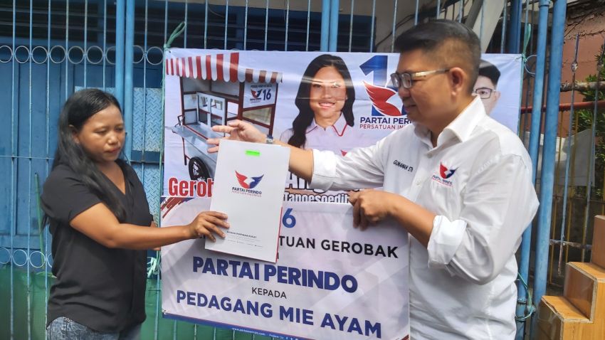 Bacaleg Perindo Bagikan Gerobak Gratis ke Penjual Mie Ayam dan Bakso di Surabaya