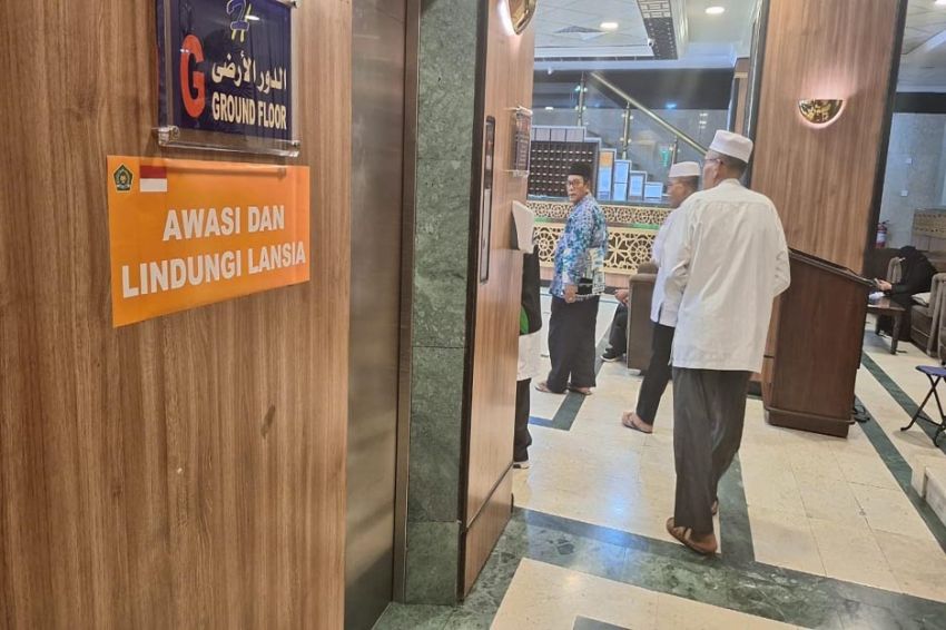 Stiker Lindungi Lansia Terpampang di Setiap Sudut Hotel Jemaah Haji