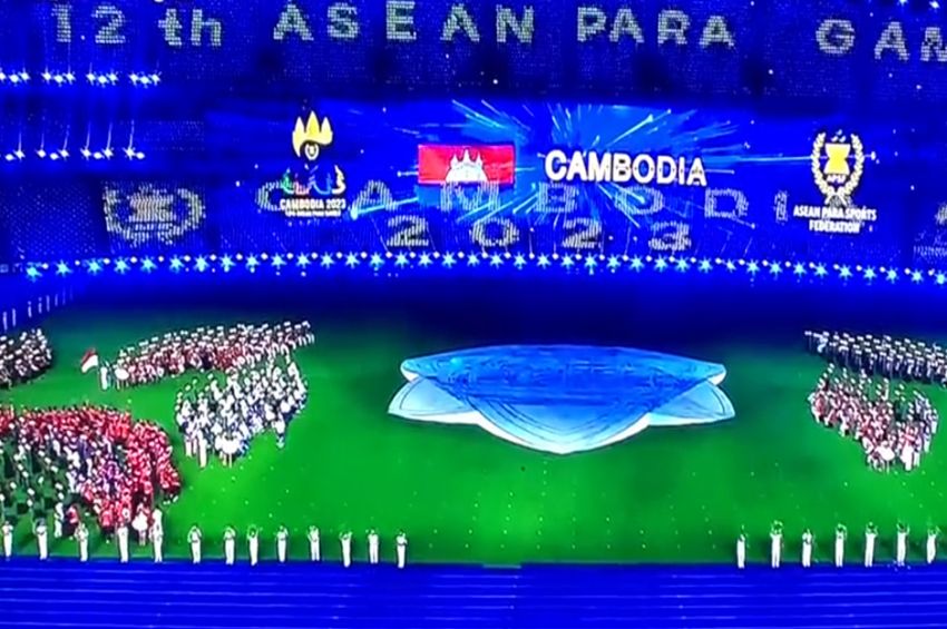 Kontingen Indonesia Berbusana Adat saat Parade Atlet Upacara Pembukaan ASEAN Para Games 2023