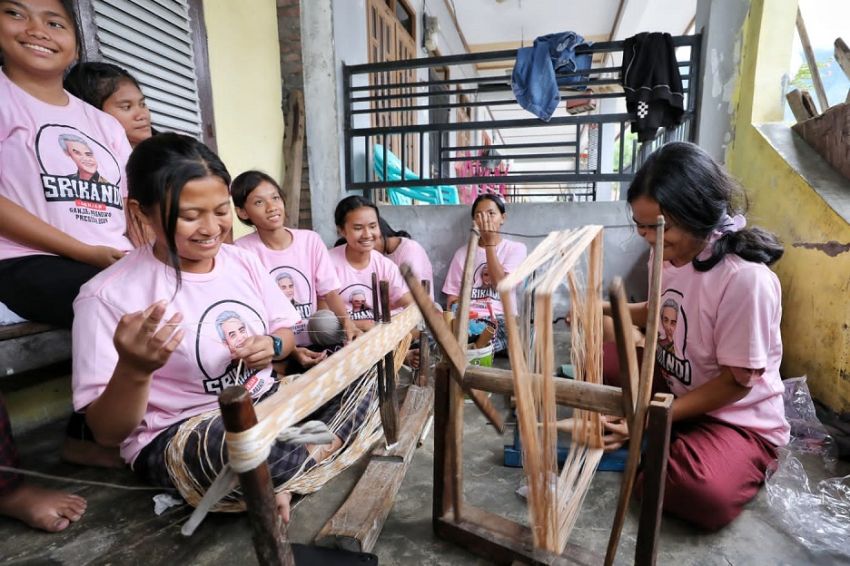 Puluhan Milenial di Dairi Ikuti Pelatihan Menenun Kain Ulos Khas Silalahi