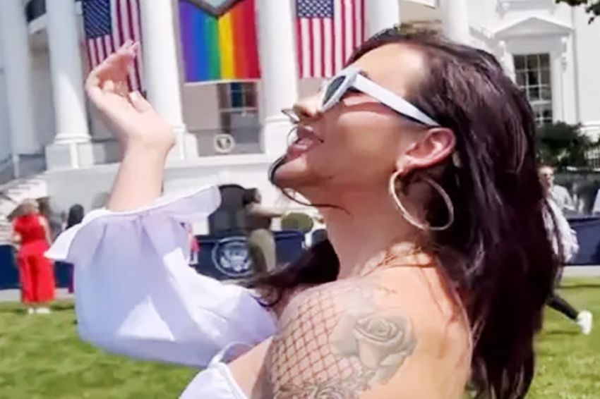 Topless Usai Bertemu Biden di Gedung Putih, Model Transgender Tuai Kecaman