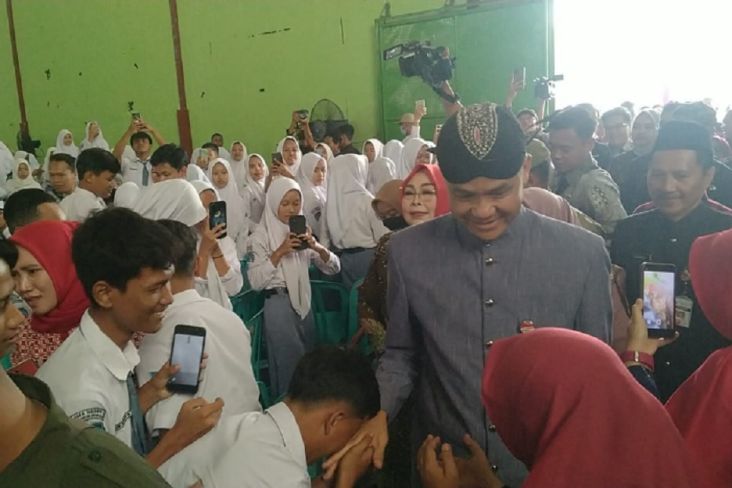 Reaksi Ganjar Pranowo saat Warga Menyambut Gembira Sekolah Akan Dirobohkan