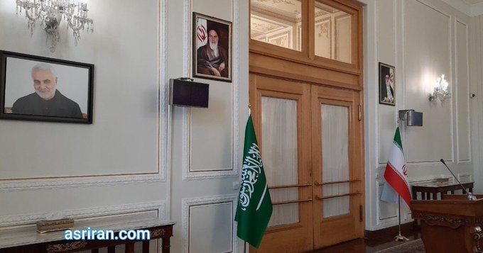 Menlu Arab Saudi Tolak Konferensi Pers dengan Menlu Iran di Depan Foto Soleimani