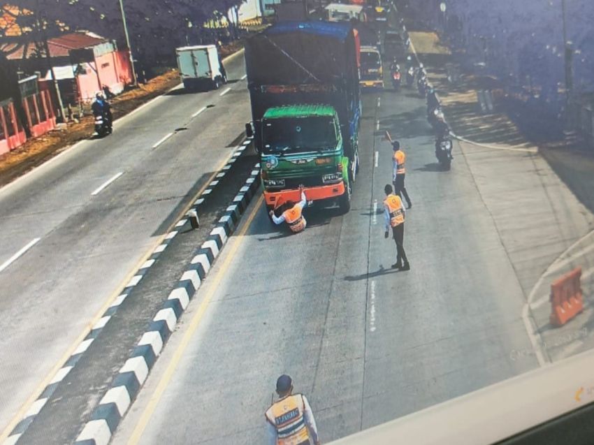 Viral! Detik-detik Petugas UPPKB Indramayu Tertabrak hingga Masuk Kolong Truk saat Razia ODOL