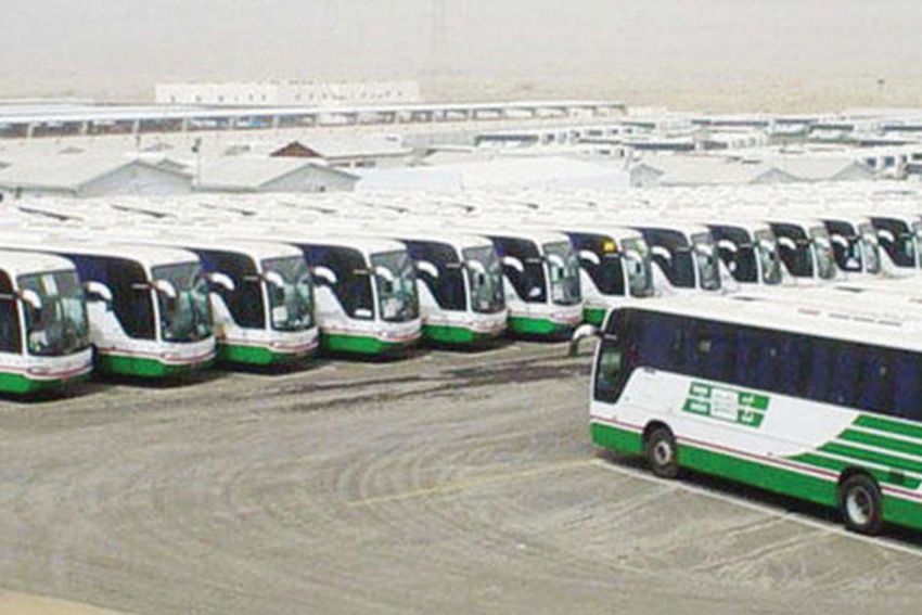 Автобус мекка. Автобус Дубай Мекка. Автобус в Мекке. Хадж Мекка автобусы. Паломники Мекка автобусы.