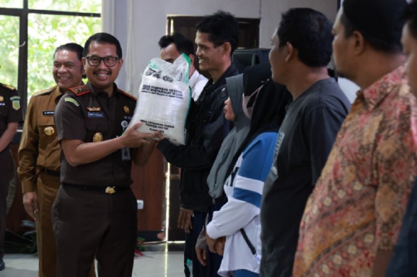 57 Ton Beras Sitaan Dihibahkan dan Dibagikan ke Warga Miskin di Banten