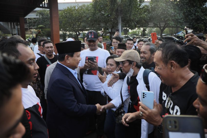 Prabowo Sambangi Solo, Disambut Relawan Bolone Mase dan Diteriaki Presiden