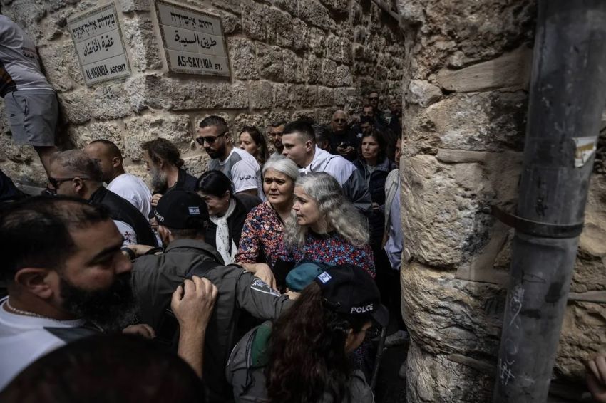 Wartawan Israel Menyamar sebagai Pendeta Kristen, Diludahi Pemukim Yahudi 5 Kali dalam 5 Menit