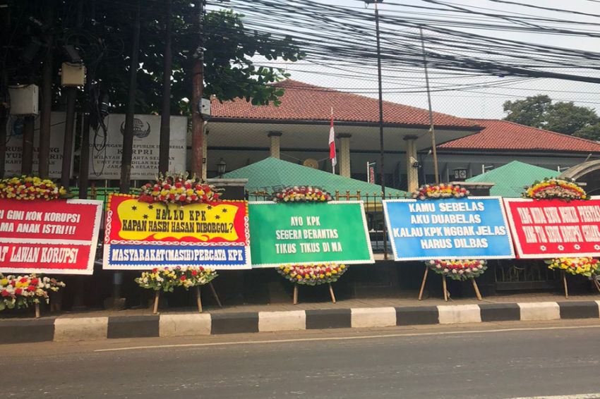 Karangan Bunga Hiasi PN Jakarta Selatan saat Gelar Sidang Praperadilan Hasbi Hasan