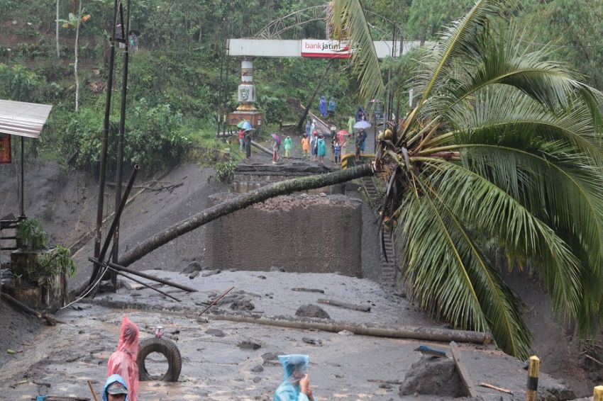 Detik-detik Kepanikan Warga Merasakan Getaran Banjir Bandang dari Lereng Semeru