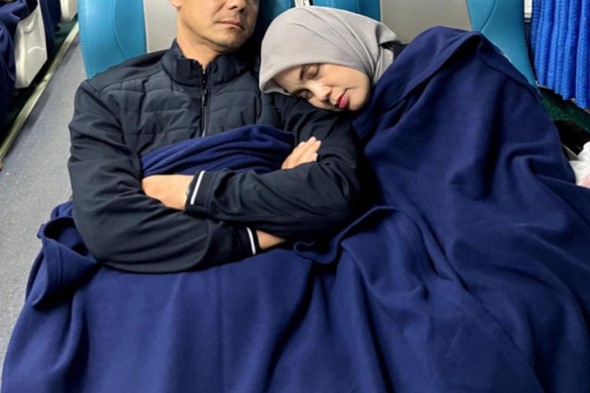 Ganjar Unjuk Kemesraan dengan Siti Atikoh di Kereta Malam