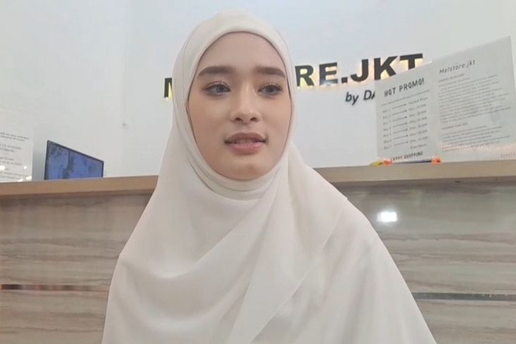 Inara Rusli Selfie Di Depan Cermin Kamar Mandi Netizen Salfok Aurat