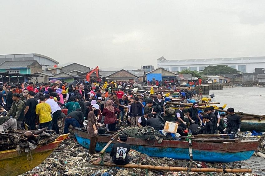 Pantai Sukaraja Bandar Lampung Dibanjiri Sampah, Pandawara Group Bersama  Warga Berjibaku Bersih-bersih | Halaman 2